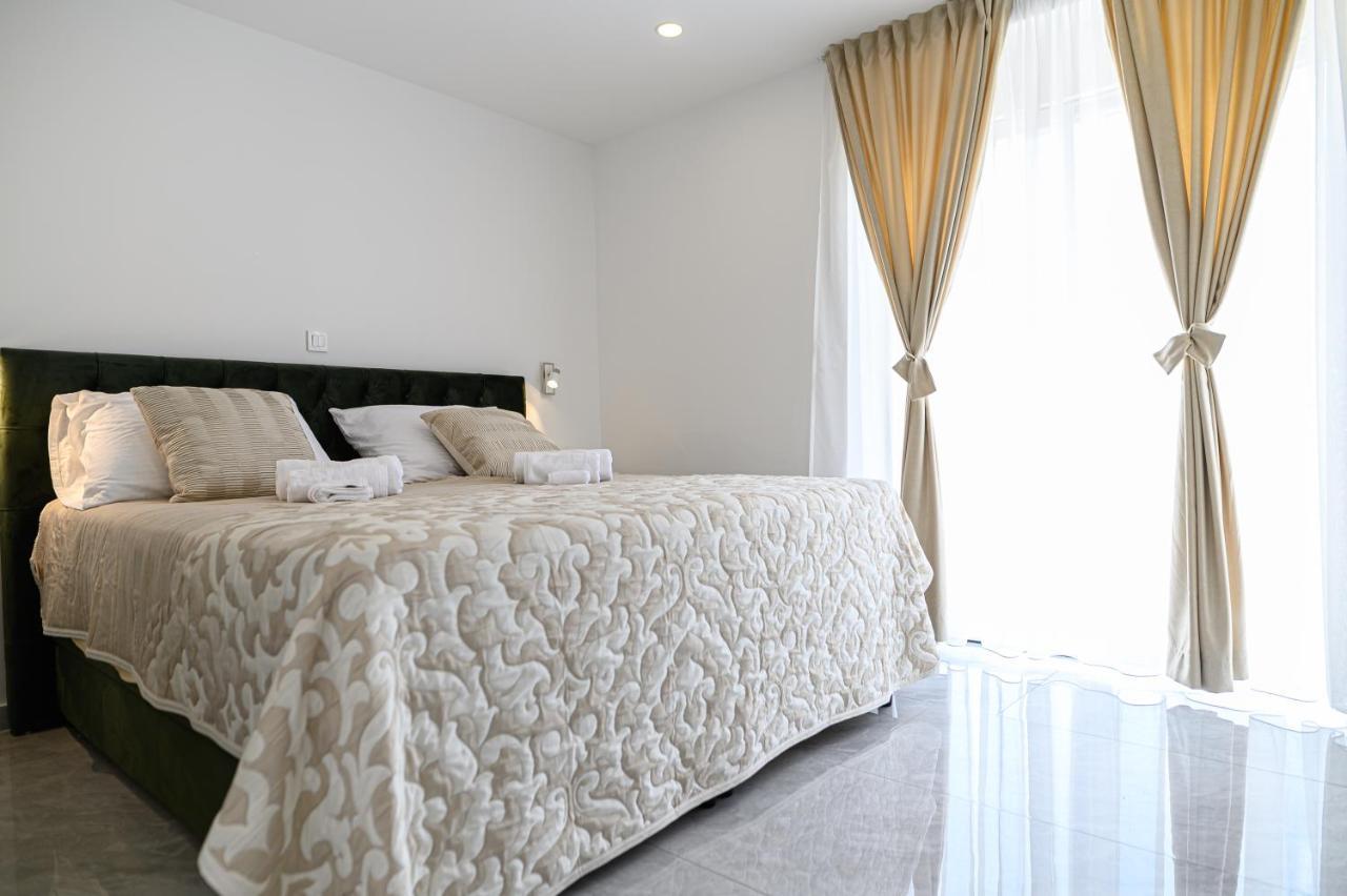 Luxury Rooms Green And Gold Split Exterior photo