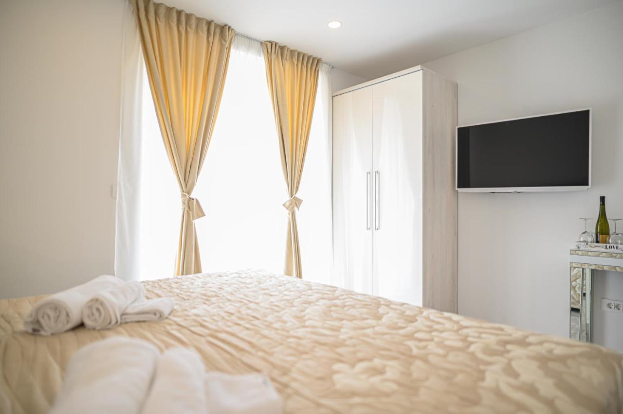 Luxury Rooms Green And Gold Split Exterior photo