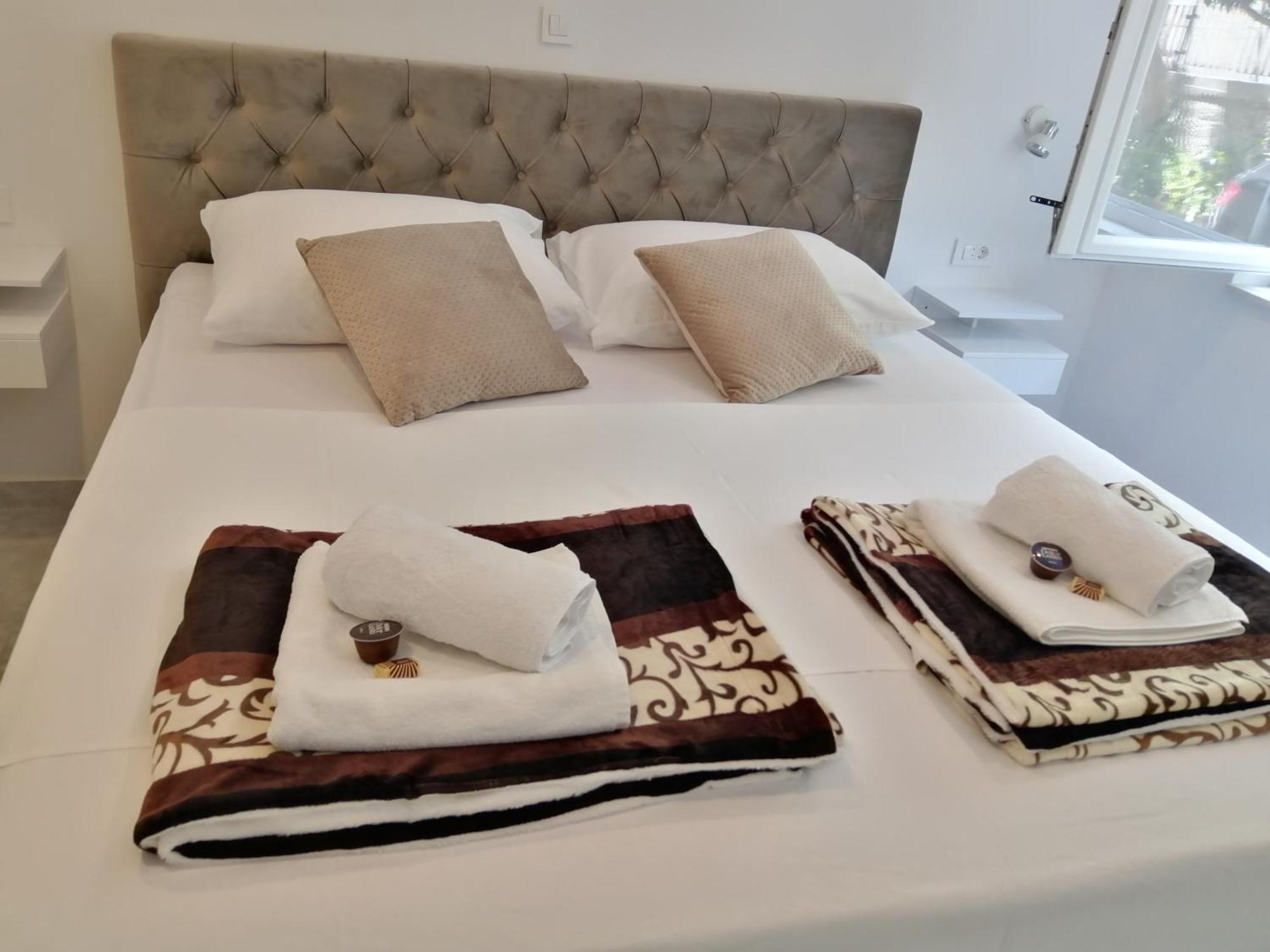 Luxury Rooms Green And Gold Split Room photo